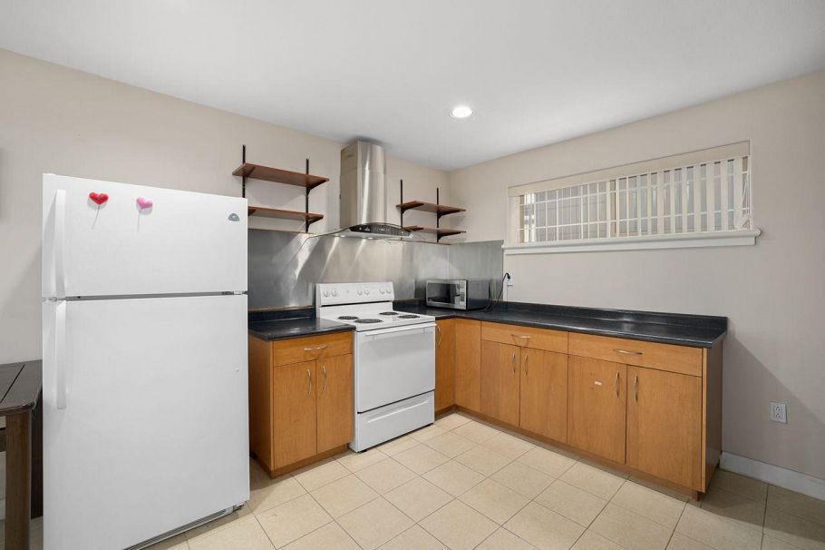 1556 W 62nd Avenue Vancouver, BC - 29