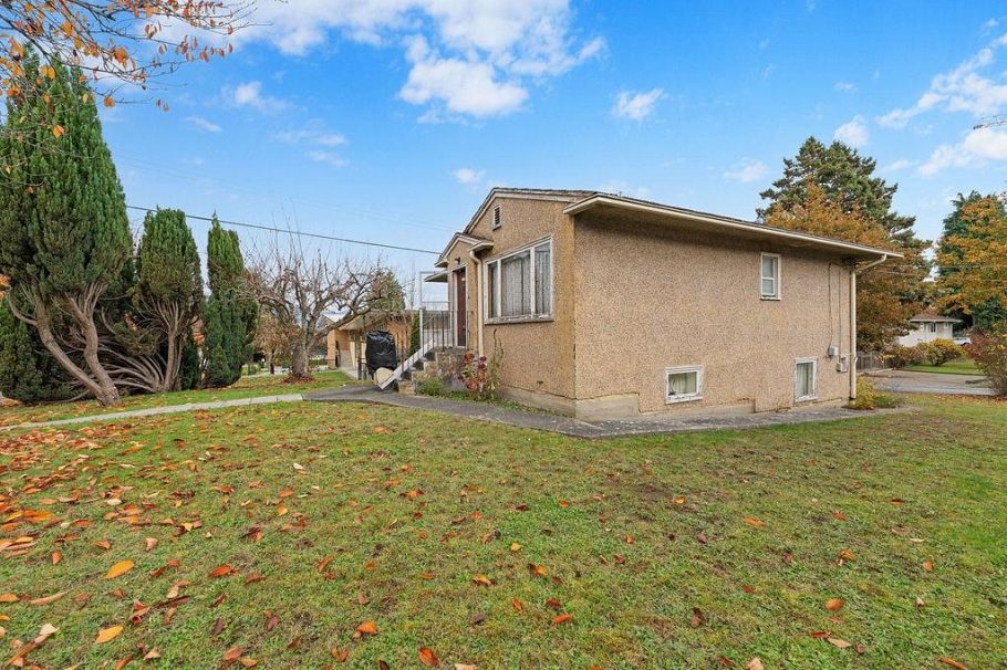 4868 Commercial Street Vancouver, BC - 4