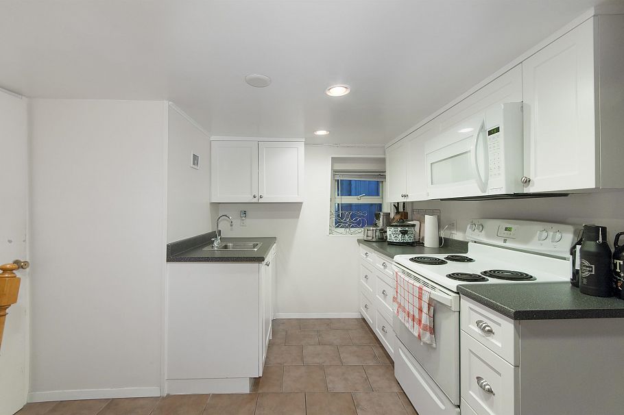 3316 W 3rd Avenue Vancouver, BC - 19