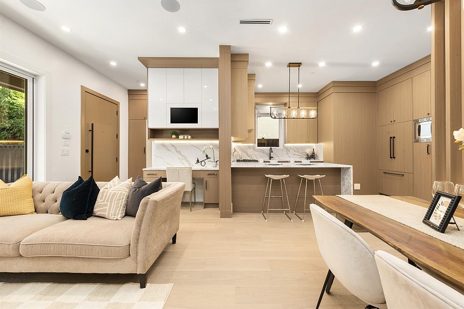 1 847 E 10th Avenue Vancouver, BC - 5