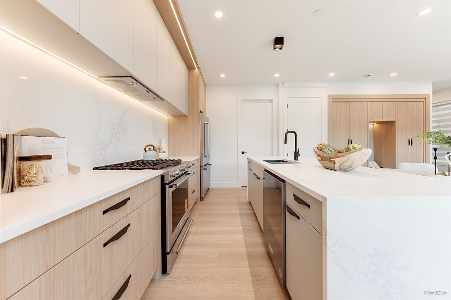 2 3121 E 46th Avenue Vancouver, BC - 5