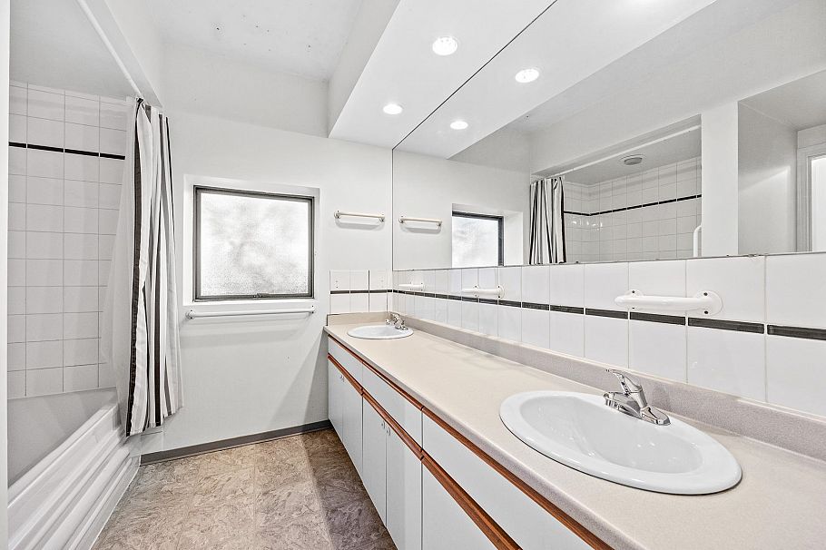 3576 W 17th Avenue Vancouver, BC - 23