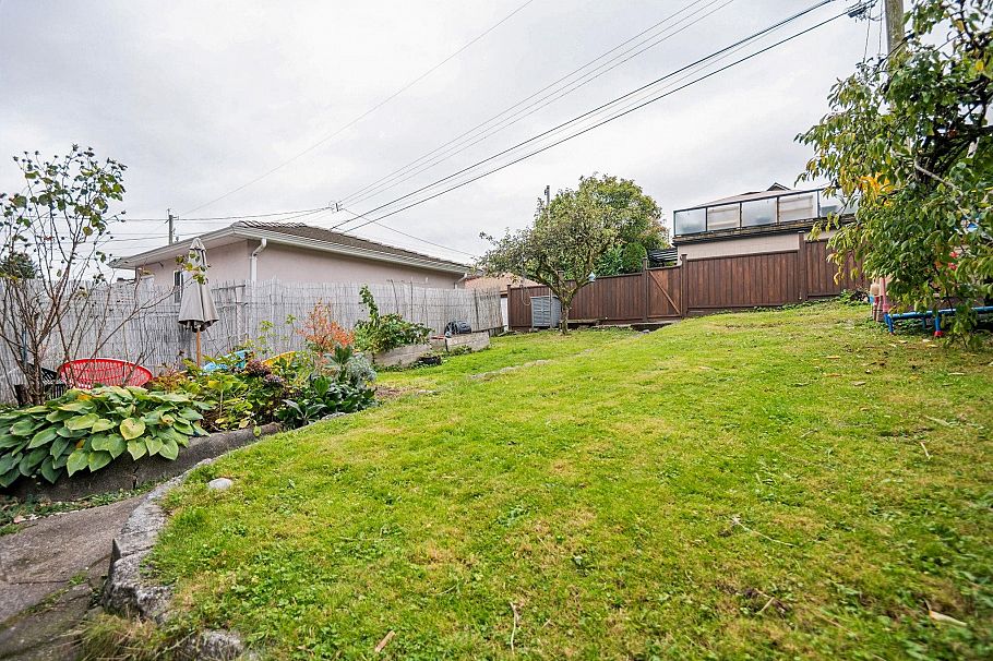 1652 E 33rd Avenue Vancouver, BC - 35