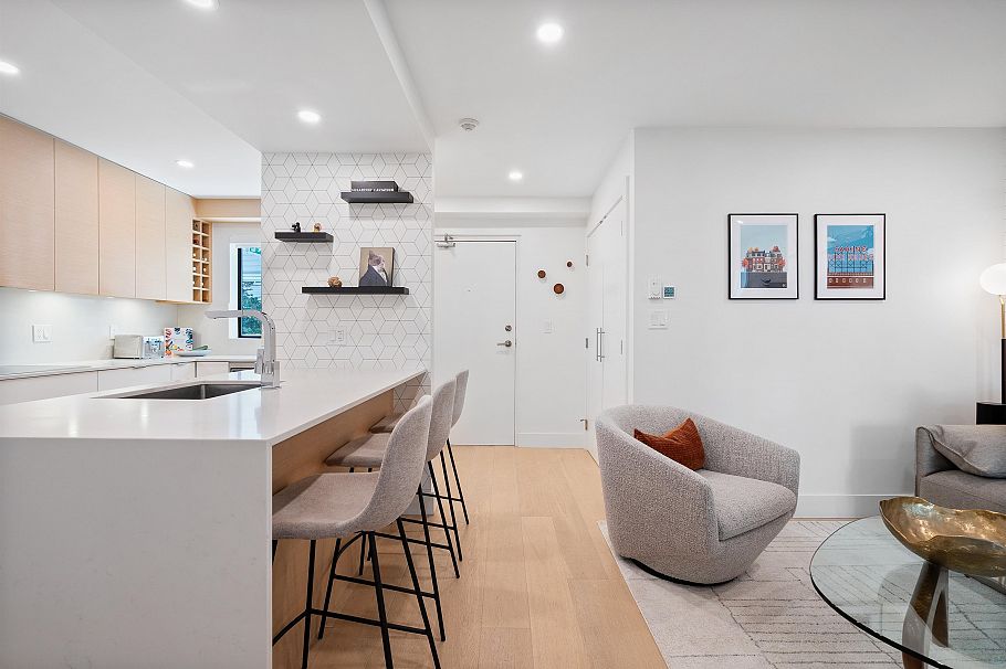 301 1350 Comox Street Vancouver, BC - 3