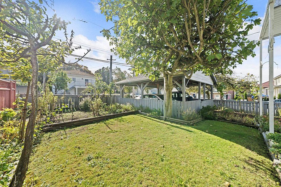 2604 E 19th Avenue Vancouver, BC - 8