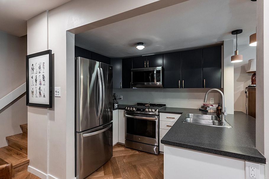 1922 W 7th Avenue Vancouver, BC - 10