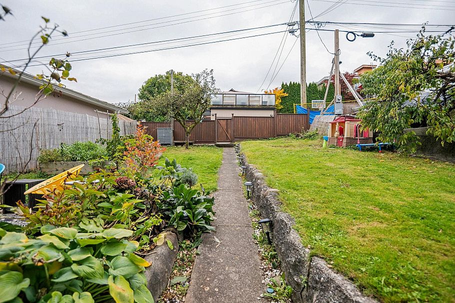 1652 E 33rd Avenue Vancouver, BC - 36