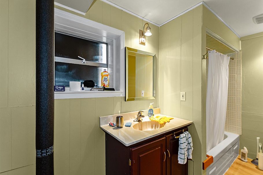 1615 Adanac Street Vancouver, BC - 25