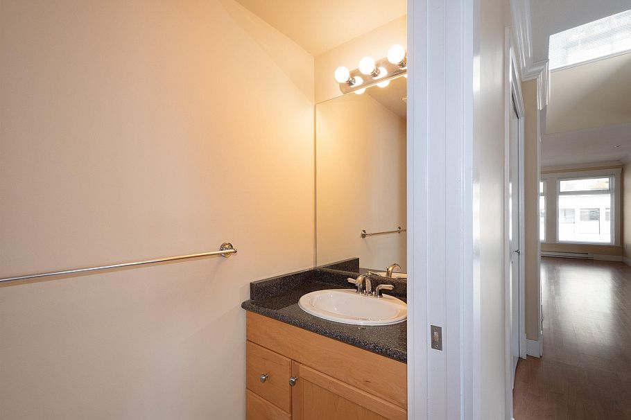 304 152 E 12th Street North Vancouver, BC - 11