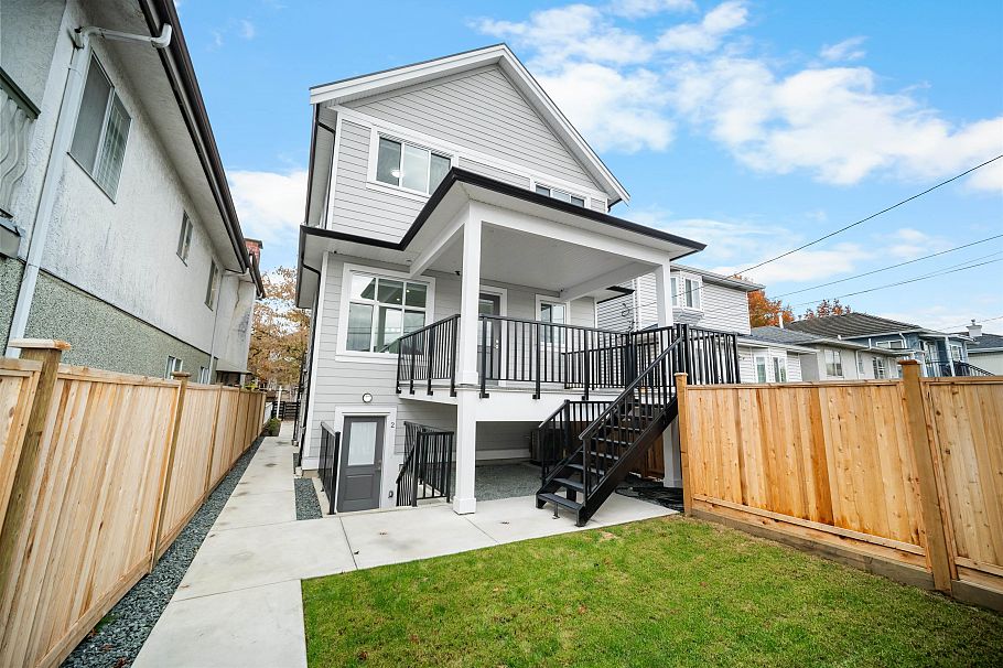 2074 E 50th Avenue Vancouver, BC - 1