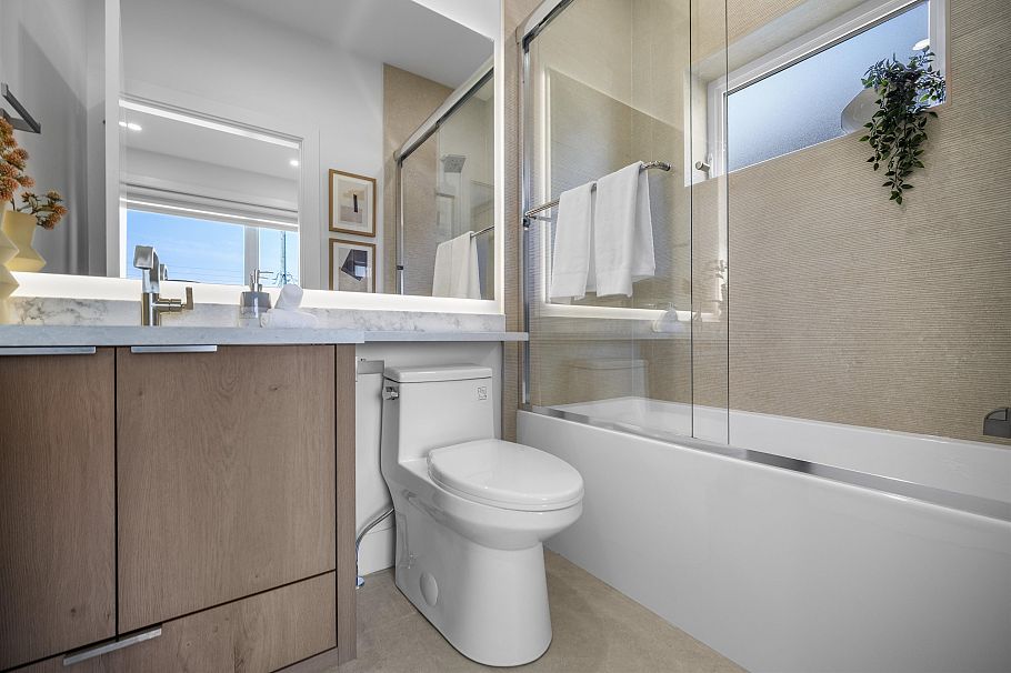 2 3563 E 25th Avenue Vancouver, BC - 3