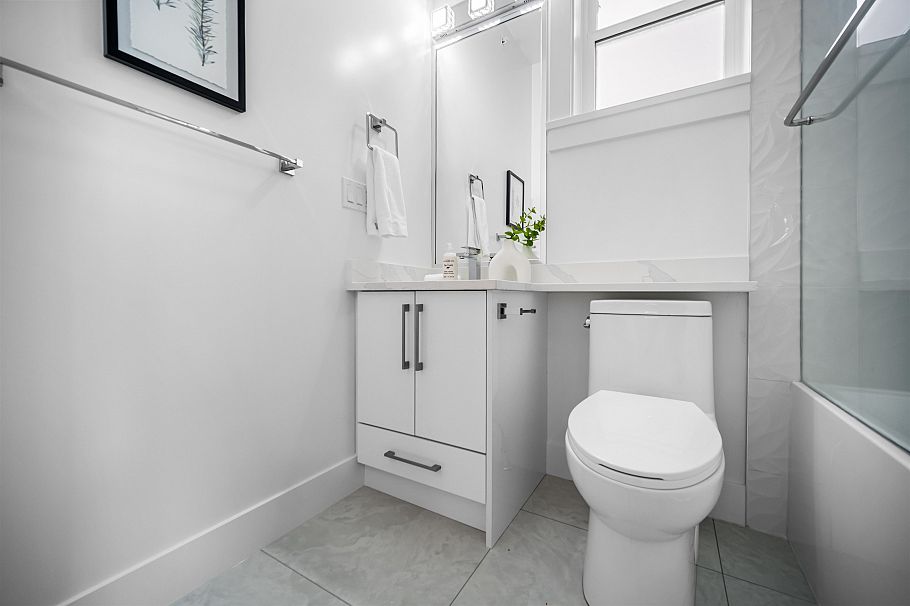 2076 E 50th Avenue Vancouver, BC - 11