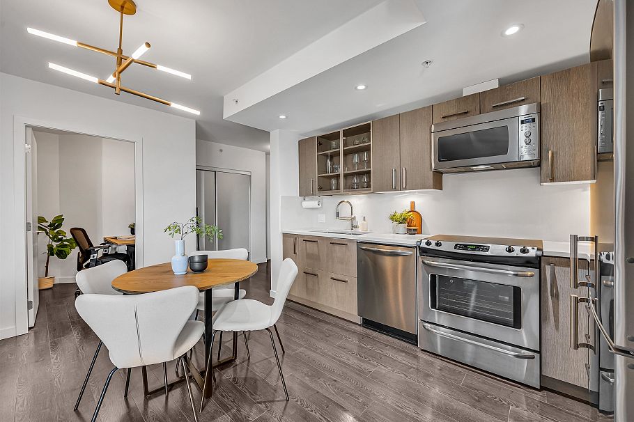 301 983 E Hastings Street Vancouver, BC - 2