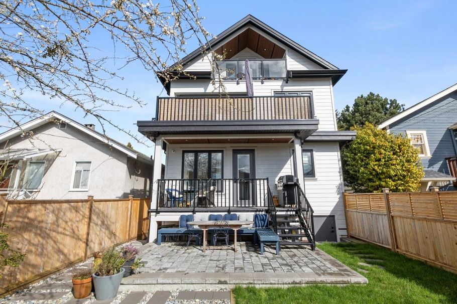 2558 Dundas Street Vancouver, BC - 1