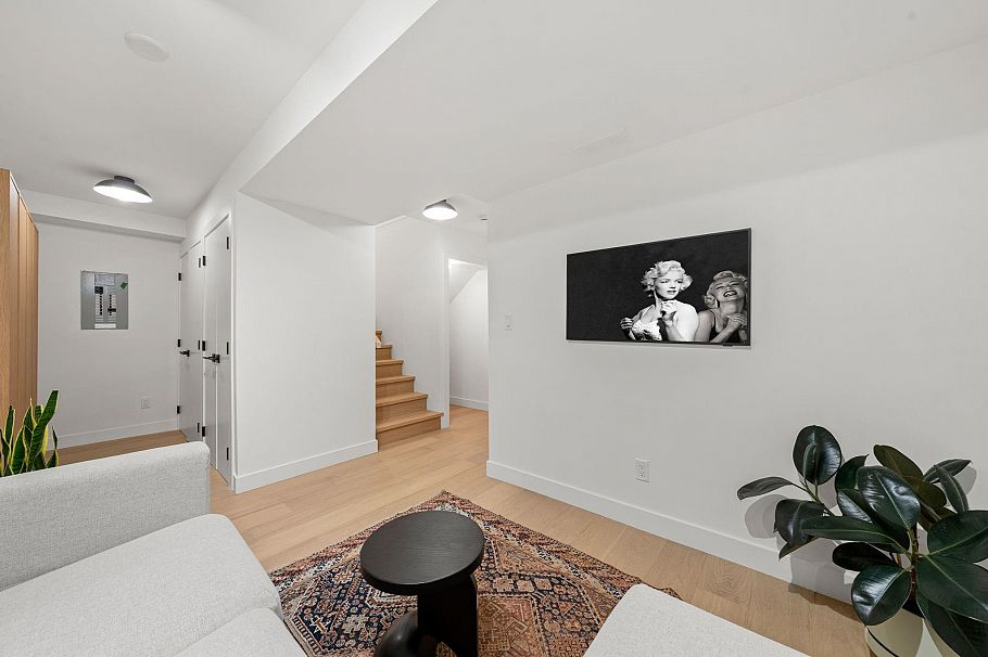 18 901 W 17th Street North Vancouver, BC - 33