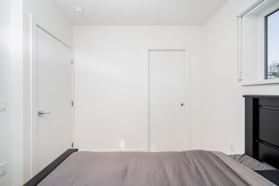 158 W Woodstock Avenue Vancouver, BC - 32