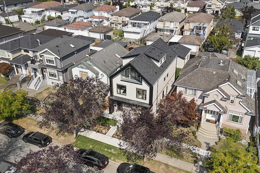 1 3563 E 25th Avenue Vancouver, BC - 3