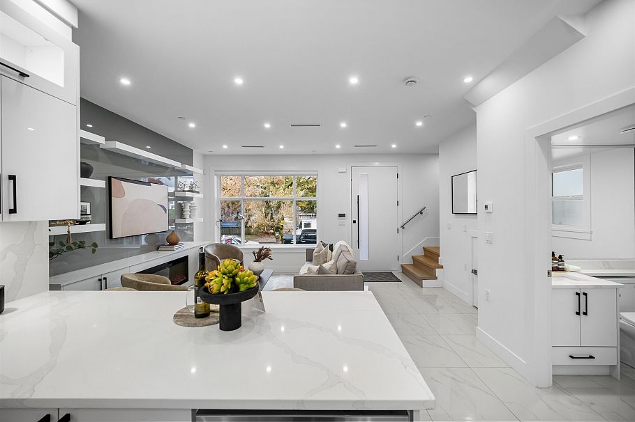 2076 E 50th Avenue Vancouver, BC - 4