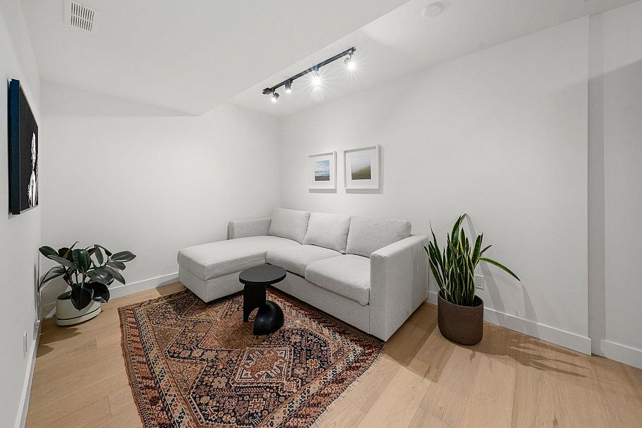 18 901 W 17th Street North Vancouver, BC - 36