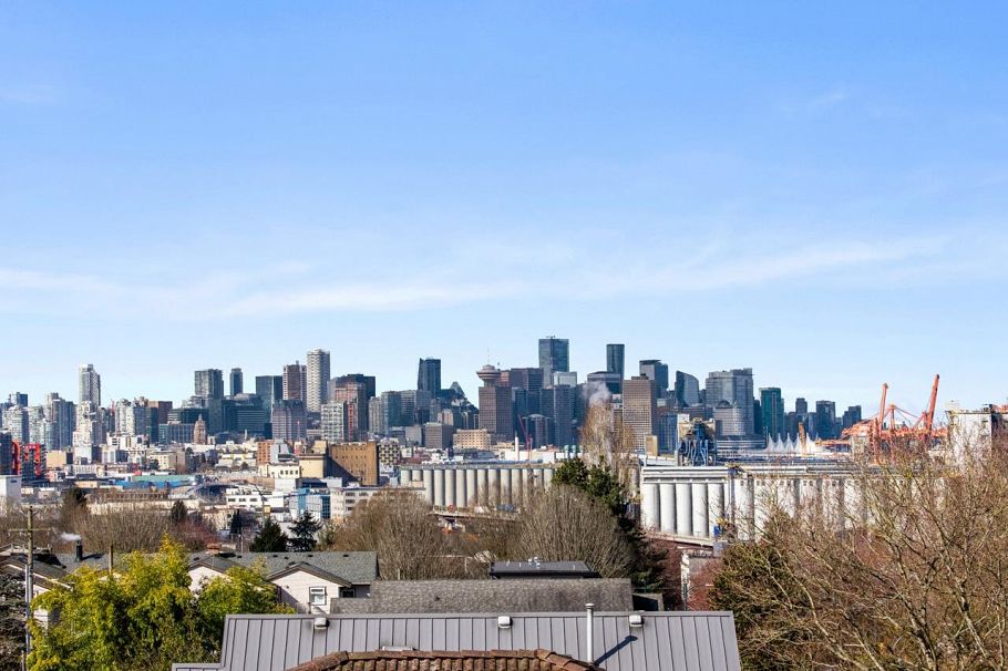 2558 Dundas Street Vancouver, BC - 29