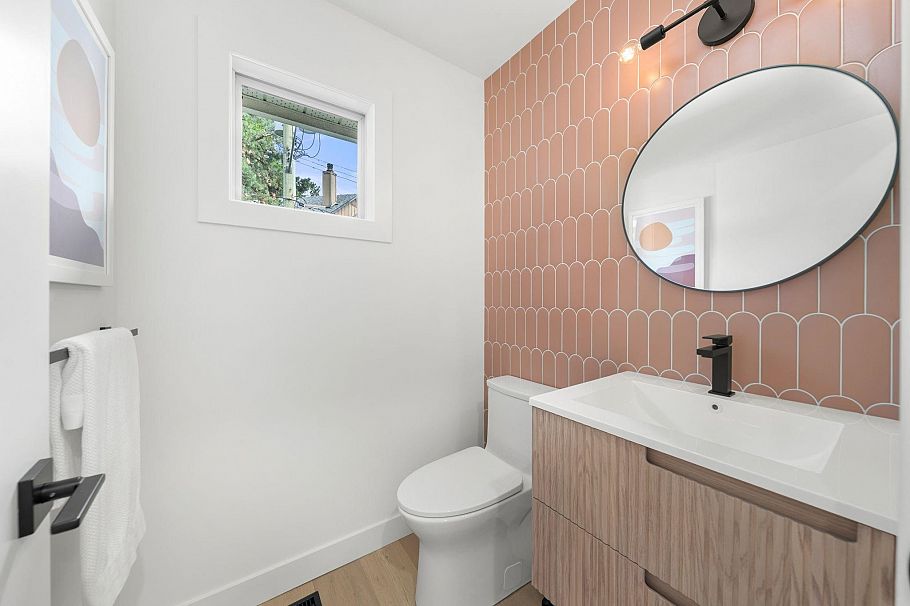 18 901 W 17th Street North Vancouver, BC - 18