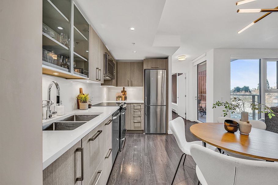 301 983 E Hastings Street Vancouver, BC - 4