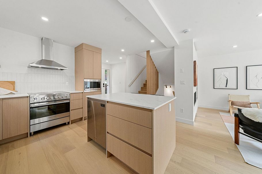 18 901 W 17th Street North Vancouver, BC - 2