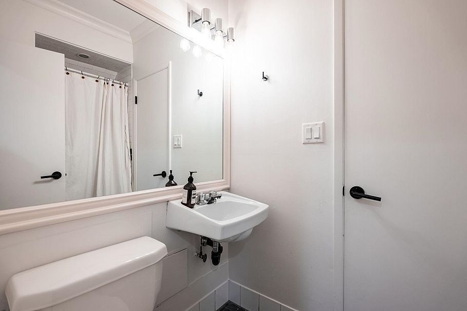 137 3300 Capilano Road North Vancouver, BC - 33