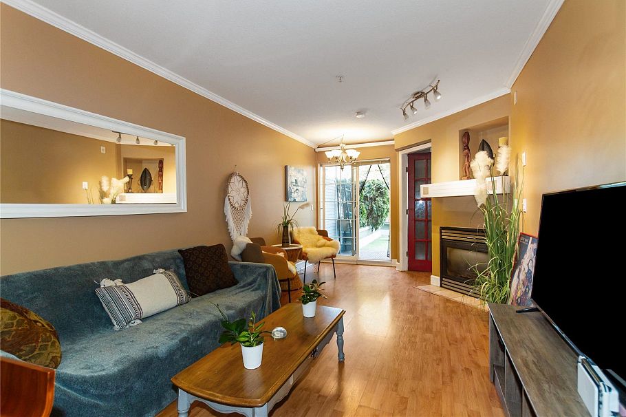 210 1989 Dunbar Street Vancouver, BC - 2