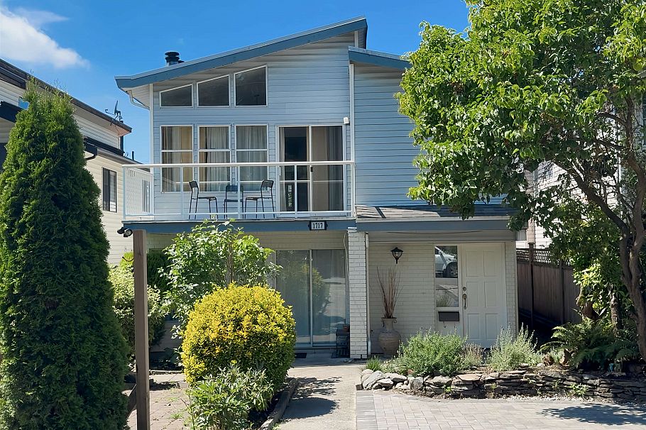 1717 Tatlow Avenue North Vancouver, BC - 1