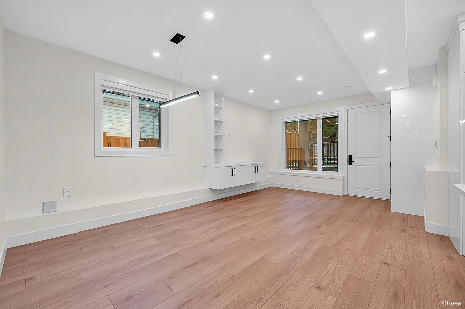 2 3090 Vanness Avenue Vancouver, BC - 3