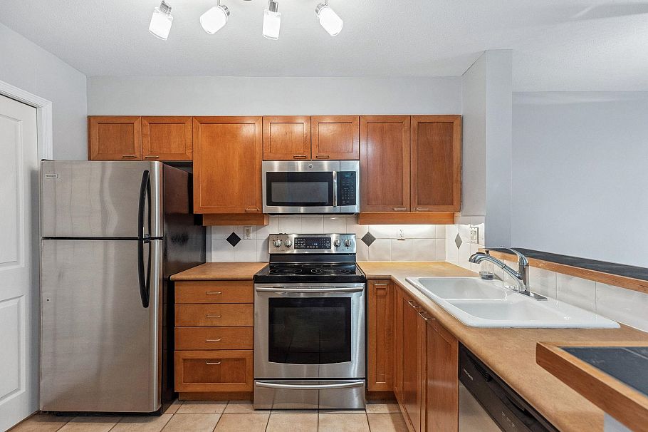 10X 2555 W 4TH AVENUE, Vancouver BC V6K 1P5 Vancouver, BC - 10