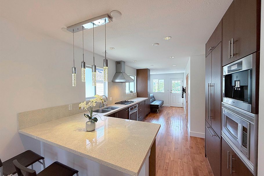 1717 Tatlow Avenue North Vancouver, BC - 12