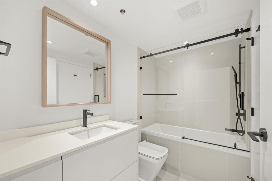 32 530 W 28th Avenue Vancouver, BC - 6