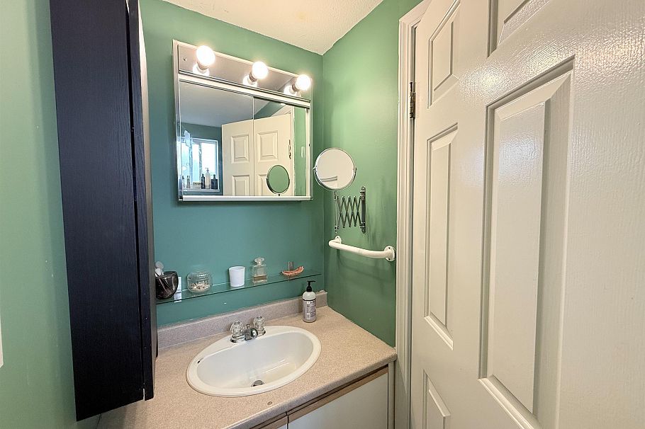 1717 Tatlow Avenue North Vancouver, BC - 17