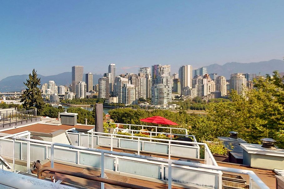 2395 Oak Street Vancouver, BC - 1