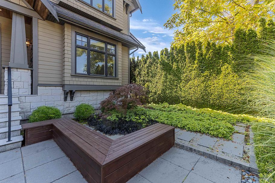 4698 W 11th Avenue Vancouver, BC - 2