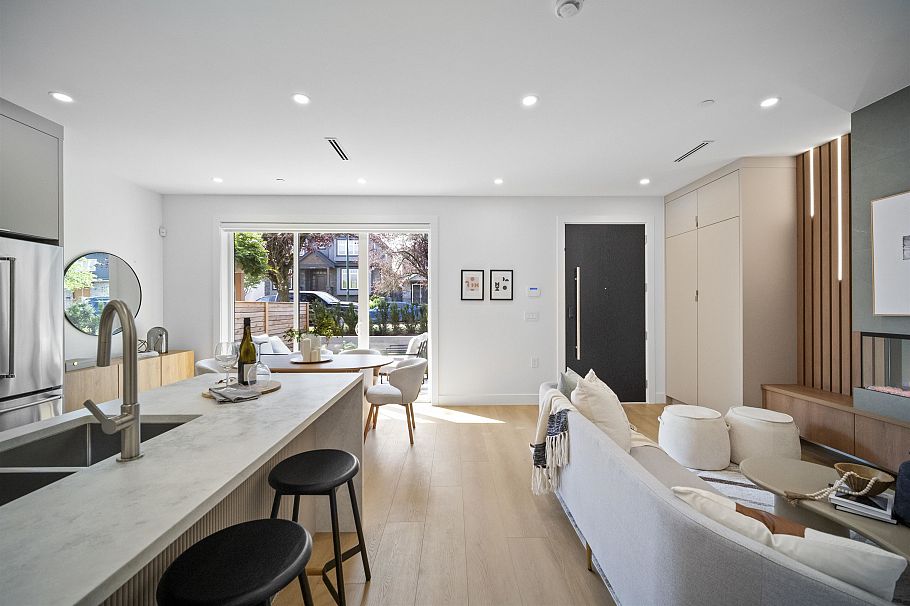 1 3563 E 25th Avenue Vancouver, BC - 4