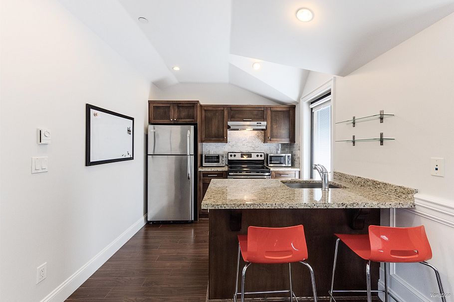 4698 W 11th Avenue Vancouver, BC - 34