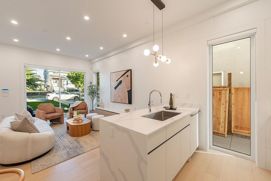 1 6933 Prince Edward Street Vancouver, BC - 9