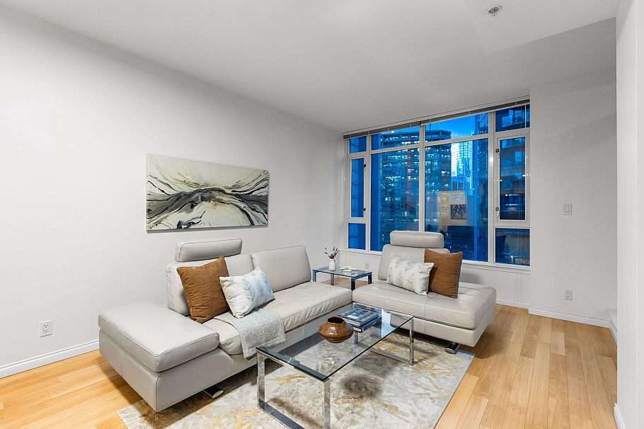 807 1211 Melville Street Vancouver, BC - 4