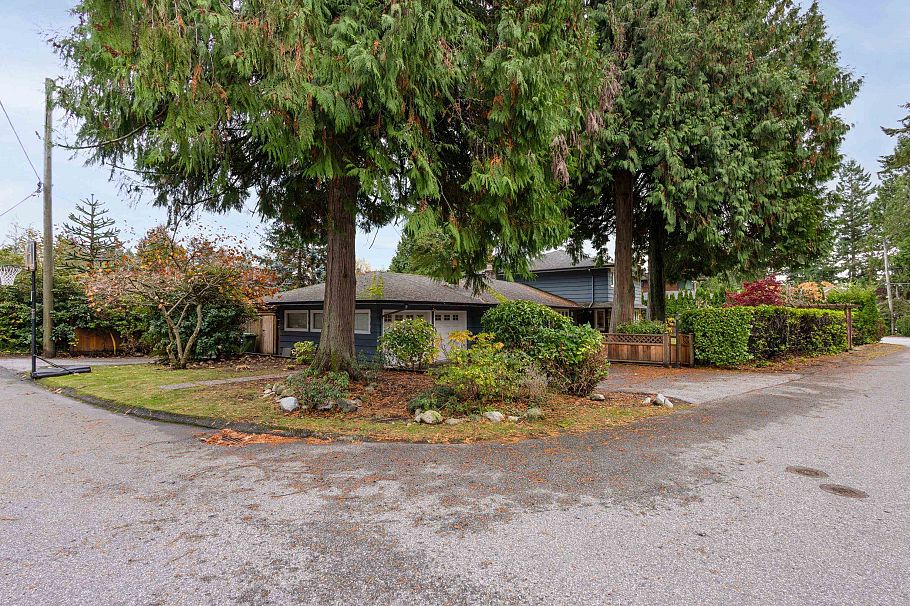 3440 Bluebonnet Road North Vancouver, BC - 39