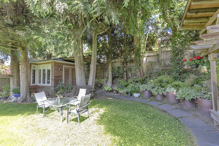 670 Montroyal Boulevard North Vancouver, BC - 33