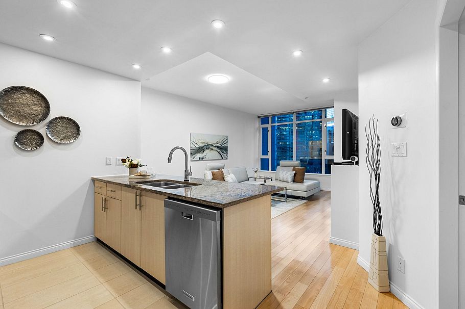 807 1211 Melville Street Vancouver, BC - 2