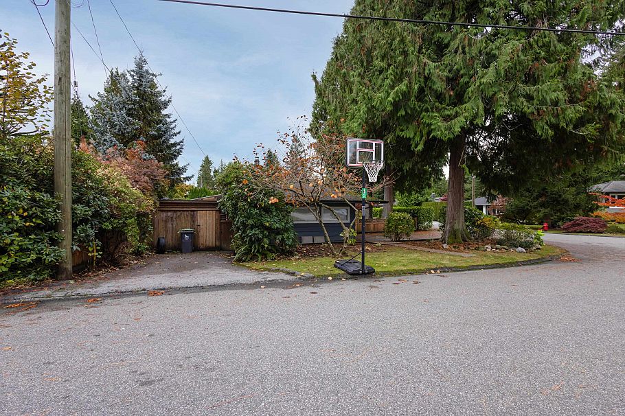 3440 Bluebonnet Road North Vancouver, BC - 40