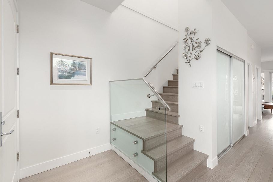 220 E 40th Avenue Vancouver, BC - 2