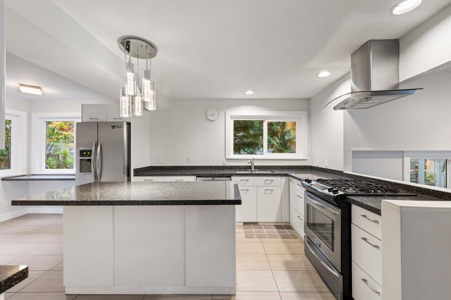 271 Montroyal Boulevard North Vancouver, BC - 8