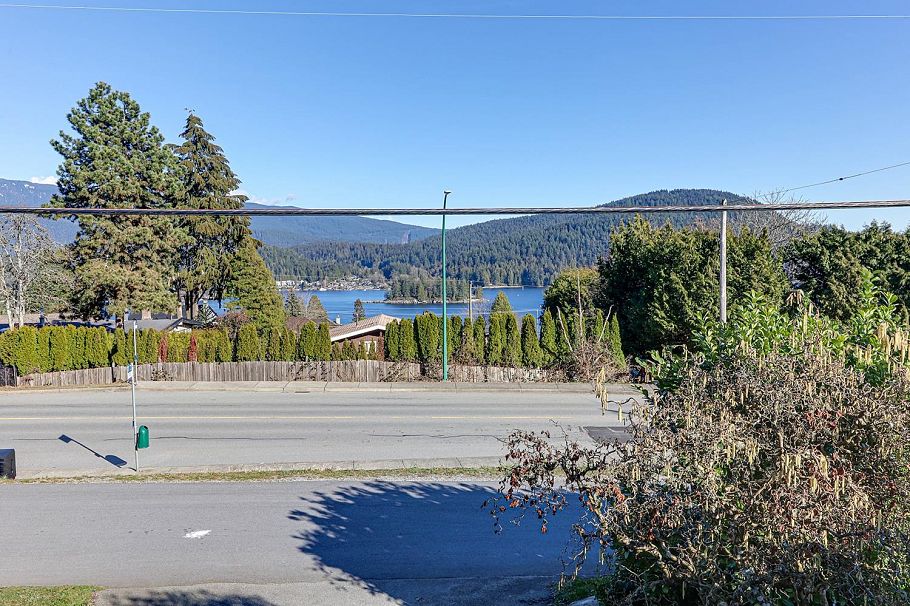 4254 Caddy Road North Vancouver, BC - 35