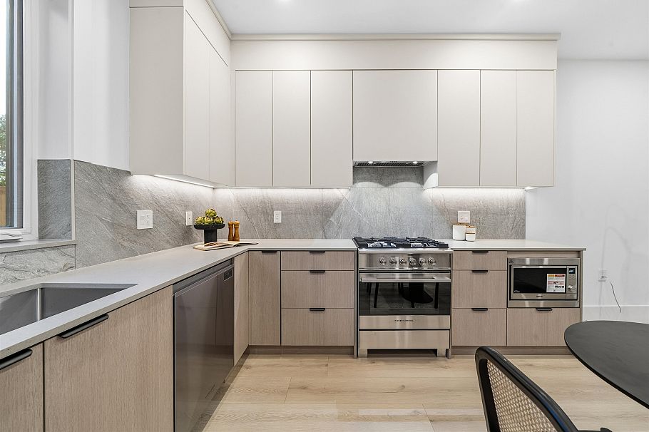 323 N Kamloops Street Vancouver, BC - 4