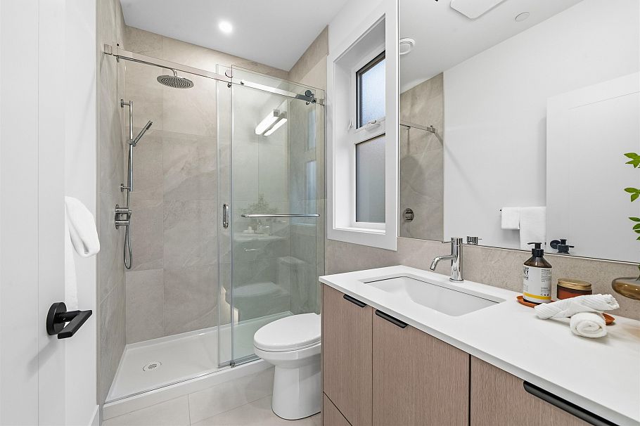 323 N Kamloops Street Vancouver, BC - 11